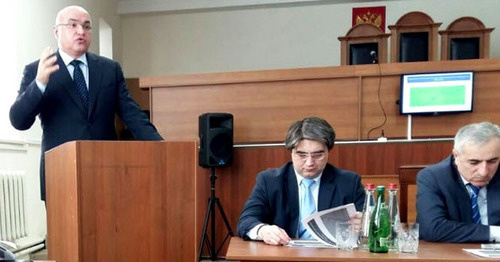 Выступление председателя Верховного суда Дагестана Руслана Мирзаева (слева). Фото www.riadagestan.ru Выступление председателя Верховного суда Дагестана Руслана Мирзаева (слева). Фото www.riadagestan.ru