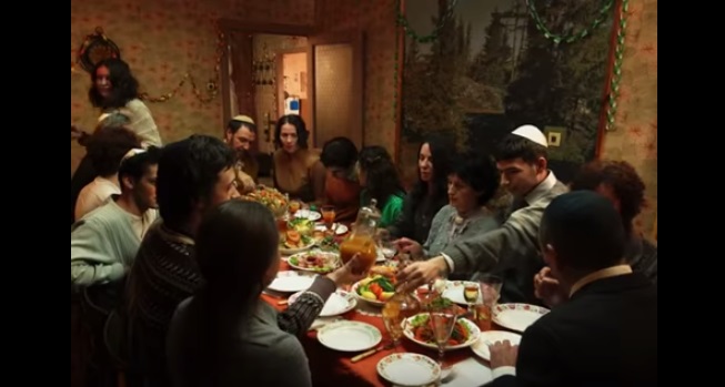 Кадр фильма Теснота (2017). Фото: стоп кадр французского трейлера фильма Кадр фильма Теснота (2017). Фото: стоп кадр французского трейлера фильма