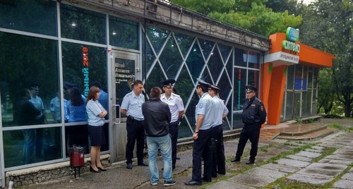 Сотрудники полиции у штаба Навального в Ставрополе. Фото со страницы Вконтакте координатора регионального штаба Ярослава Синюгина https://vk.com/yarsin Сотрудники полиции у штаба Навального в Ставрополе. Фото со страницы Вконтакте координатора регионального штаба Ярослава Синюгина https://vk.com/yarsin