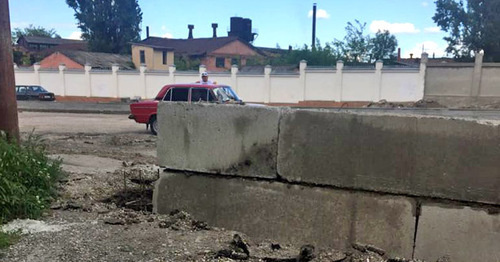 Строители закрыли бетонными плитами вход в аварийное здание общежития на улице Мальбахова в Нальчике. Фото Людмилы Маратовой для "Кавказского узла" Строители закрыли бетонными плитами вход в аварийное здание общежития на улице Мальбахова в Нальчике. Фото Людмилы Маратовой для "Кавказского узла"
