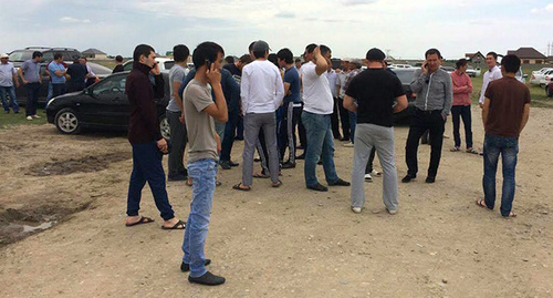 Ногайские активисты собираются на пикет против давления властей Дагестана на выборы главы Ногайкого района, село Терекли-Мектеб, 30 июня 2017, фото Аси Капаевой
