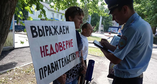 Сотрудник полиции составляет пофамильный список участников пикета. Фото Вячеслав Прудников для "Кавказского узла" Сотрудник полиции составляет пофамильный список участников пикета. Фото Вячеслав Прудников для "Кавказского узла"