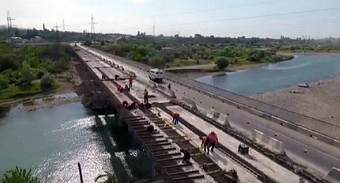 Ремонта моста под Кизилюртом. Фото стоп-кадр виедо https://chernovik.net/content/lenta-novostey/rekonstrukciya-mosta-v-dagestane-privela-k-mnogochasovym-probkam Ремонта моста под Кизилюртом. Фото стоп-кадр виедо https://chernovik.net/content/lenta-novostey/rekonstrukciya-mosta-v-dagestane-privela-k-mnogochasovym-probkam