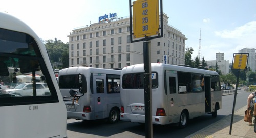 Автобусы частных предприятий на остановке в Сочи. Фото Светланы Кравченко для "Кавказского узла". Автобусы частных предприятий на остановке в Сочи. Фото Светланы Кравченко для "Кавказского узла".