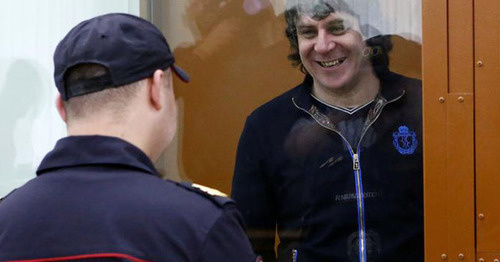 Тамерлан Эскерханов в зале суда. Фото: REUTERS/Sergei Karpukhin Тамерлан Эскерханов в зале суда. Фото: REUTERS/Sergei Karpukhin