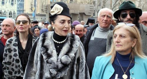 Вдова первого президента страны Манана Арчвадзе-Гамсахурдиа (в центре). Фото Инны Кукуджановой для "Кавказского узла" Вдова первого президента страны Манана Арчвадзе-Гамсахурдиа (в центре). Фото Инны Кукуджановой для "Кавказского узла"