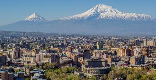 Вид на Ереван и гору Арарат. Фото: Serouj Ourishian https://ru.wikipedia.org/ Вид на Ереван и гору Арарат. Фото: Serouj Ourishian https://ru.wikipedia.org/