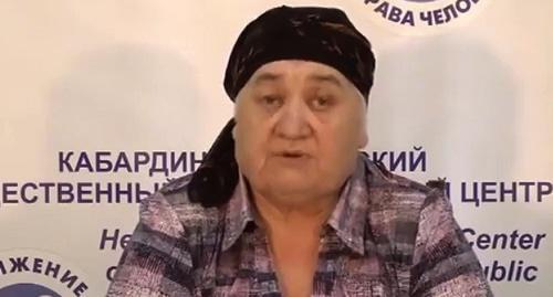 Мать Аслана Черкесова Соня  Черкесова. Фото: Стоп-кадр видео Обращение матери Черкесова Аслана к президенту РФ." https://ok.ru/video/39744508260 