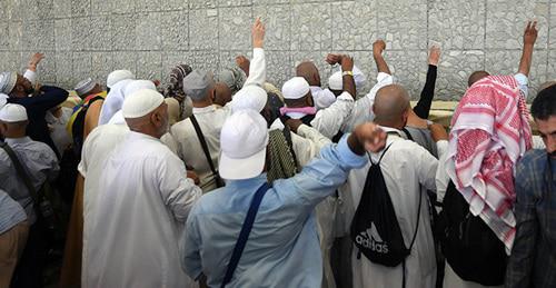 Паломники в здании Джамарата во время ритуального бросания камней. Фото © Sputnik / Mikhail Voskresensky

