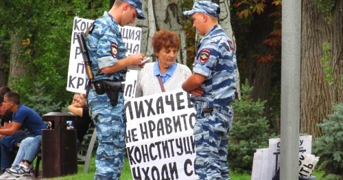 Полиция опрашивает участницу пикета Галину Тихенко. Фото: Вячеслав Ященко для "Кавказского узла". Полиция опрашивает участницу пикета Галину Тихенко. Фото: Вячеслав Ященко для "Кавказского узла".