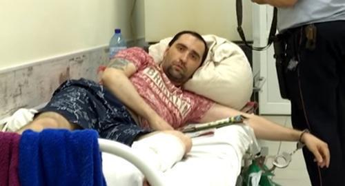 Александра Батманов в больнице под охраной полиции. Фото стоп-кадр видео "В Волгограде ведущего программы «Новости на НКО ТВ»" https://www.svoboda.org/a/28614187.html Александра Батманов в больнице под охраной полиции. Фото стоп-кадр видео "В Волгограде ведущего программы «Новости на НКО ТВ»" https://www.svoboda.org/a/28614187.html