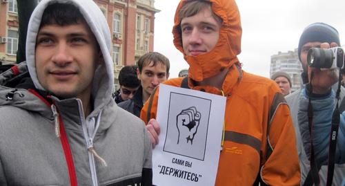 Молодые люди на акции Навального в марте 2017 года. Фото Константина Волгина для "Кавказского узла" Молодые люди на акции Навального в марте 2017 года. Фото Константина Волгина для "Кавказского узла"
