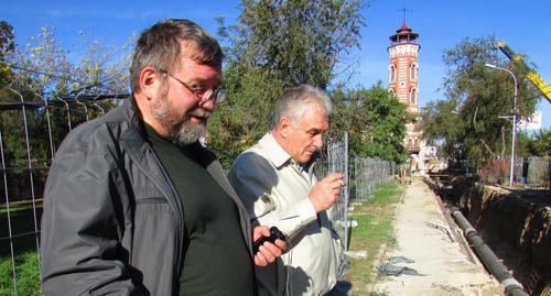 Археологи Евгений Круглов и Николай Скворцов на месте обнаруженных захоронений. Фото: Вячеслав Яшенко для "Кавказского узла". Археологи Евгений Круглов и Николай Скворцов на месте обнаруженных захоронений. Фото: Вячеслав Яшенко для "Кавказского узла".