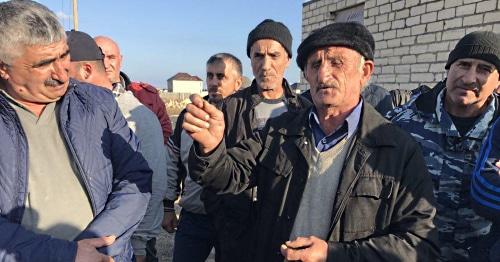 Жители Хазара на собрании 14 октября 2017 года. Фото Патимат Махмудовой для "Кавказского узла". Жители Хазара на собрании 14 октября 2017 года. Фото Патимат Махмудовой для "Кавказского узла".