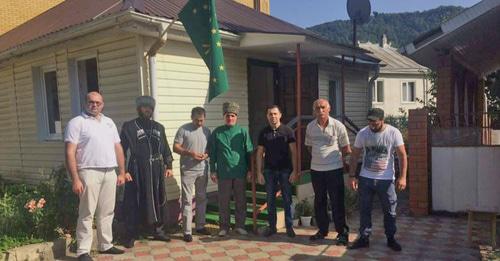 Черкесский старейшина Руслан Гвашев (в центре) со своими сторонниками. Фото: RFE/RL Черкесский старейшина Руслан Гвашев (в центре) со своими сторонниками. Фото: RFE/RL