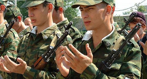 Новобранцы на построении. Фото: http://www.rusdialog.ru/news/9556_1416251711 Новобранцы на построении. Фото: http://www.rusdialog.ru/news/9556_1416251711