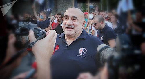 Один из основателей движения "марш грузин", известный грузинский певец Гия Коркоташвили 
Фото : https://sputnik-georgia.ru/radio/20170913/237315869/Korkotashvili-marsh-gruzin-prodolzhitsja.html