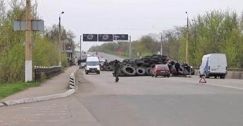 Блокпост на въезде в Краматорск, апрель 2014 года. Фото: Грэм Филлипс https://ru.wikipedia.org Блокпост на въезде в Краматорск, апрель 2014 года. Фото: Грэм Филлипс https://ru.wikipedia.org