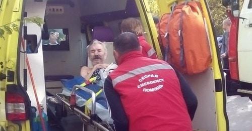 Пострадавший во время пожара. Сочи, 14 ноября 2017 г. Фото Светланы Кравченко для "Кавказского узла" Пострадавший во время пожара. Сочи, 14 ноября 2017 г. Фото Светланы Кравченко для "Кавказского узла"