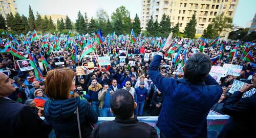 Выступление лидера ПНФА Али Керимли на оппозиционном митинге в Баку. 28 октября 2017 года. Фото Азиза Каримова для "Кавказского узла" Выступление лидера ПНФА Али Керимли на оппозиционном митинге в Баку. 28 октября 2017 года. Фото Азиза Каримова для "Кавказского узла"