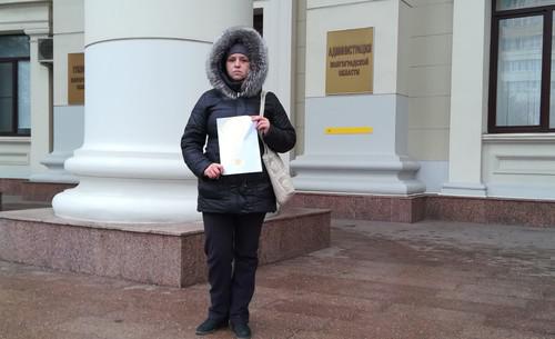 Ольга Демина на одиночном пикете около здания администрации Волгоградской области. 1 декабря 2017 года. Фото Татьяны Филимоновой для "Кавказского узла". Ольга Демина на одиночном пикете около здания администрации Волгоградской области. 1 декабря 2017 года. Фото Татьяны Филимоновой для "Кавказского узла".