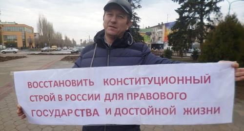 Игорь Конотопов проводит пикет в поддержку Болтыхова. Волжский, 10 декабря 2017 года. Фото Татьяны Филимоновой для "Кавказского узла". Игорь Конотопов проводит пикет в поддержку Болтыхова. Волжский, 10 декабря 2017 года. Фото Татьяны Филимоновой для "Кавказского узла".