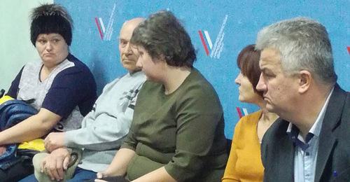 Встреча жителей поселка Ерзовка с чиновниками районной и поселковой администраций. 11 декабря 2017 г. Фото Татьяны Филимоновой для "Кавказского узла" Встреча жителей поселка Ерзовка с чиновниками районной и поселковой администраций. 11 декабря 2017 г. Фото Татьяны Филимоновой для "Кавказского узла"