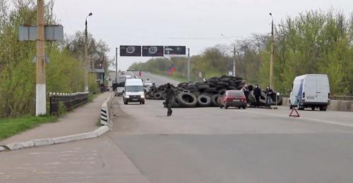 Пункт проверки самообороны в Краматорске. Лето 2014 г. Фото: Грэм Филлипс https://ru.wikipedia.org Пункт проверки самообороны в Краматорске. Лето 2014 г. Фото: Грэм Филлипс https://ru.wikipedia.org