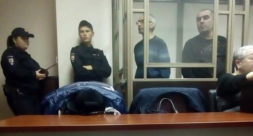 Рамзан Белялов (в очках) и Магомед Маздаев готовятся произнести последнее слово. Фото Валярия Люгаева для "Кавказского узла"
