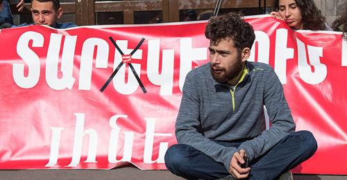 Голодовка студентов против отмены отсрочки от армии. Фото © Sputnik/ Karen Yepremyan https://ru.armeniasputnik.am/society/20171218/9852270/golodnyj-protest-armyanskie-studenty-vnov-vystupili-protiv-otsrochki-ot-armii.html Голодовка студентов против отмены отсрочки от армии. Фото © Sputnik/ Karen Yepremyan https://ru.armeniasputnik.am/society/20171218/9852270/golodnyj-protest-armyanskie-studenty-vnov-vystupili-protiv-otsrochki-ot-armii.html