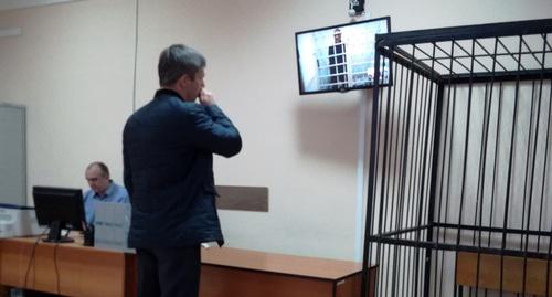 Батманов общается со своим адвокатом посредством конференц-связи. Фото Татьяны Филимоновой для "Кавказского узла" Батманов общается со своим адвокатом посредством конференц-связи. Фото Татьяны Филимоновой для "Кавказского узла"