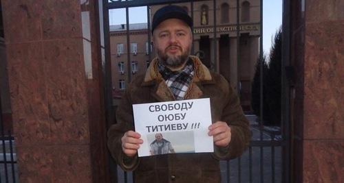 Анатолий Болтыхов проводит пикет в поддержку Оюба Титиева. Волгоград, 14 января 2018 года. Фото Татьяны Филимоновой для "Кавказского узла" Анатолий Болтыхов проводит пикет в поддержку Оюба Титиева. Волгоград, 14 января 2018 года. Фото Татьяны Филимоновой для "Кавказского узла"