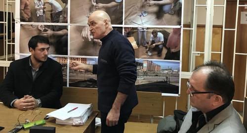 Адвокаты Абдулхаликова - Гаджимурад Измаилов, Константин Мудунов и Мирзахан Гасанов. Фото Патимат Махмудововй для "Кавказского узла" Адвокаты Абдулхаликова - Гаджимурад Измаилов, Константин Мудунов и Мирзахан Гасанов. Фото Патимат Махмудововй для "Кавказского узла"