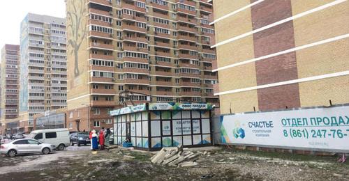 Дольщики возле офиса ЖК "Территория счастья". Краснодар, январь 2018 г. Фото Анны Грицевич для "Кавказского узла" Дольщики возле офиса ЖК "Территория счастья". Краснодар, январь 2018 г. Фото Анны Грицевич для "Кавказского узла"