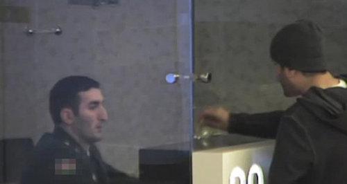 Кадр видеосъемки, на котором, по мнению СГБ, запечатлен момент получения взятки пограничником. Фото пресс-службы СГБ Азербайджана. http://dtx.gov.az/news741/DTX_aeroport_emeliyyat_5.jpg Кадр видеосъемки, на котором, по мнению СГБ, запечатлен момент получения взятки пограничником. Фото пресс-службы СГБ Азербайджана. http://dtx.gov.az/news741/DTX_aeroport_emeliyyat_5.jpg