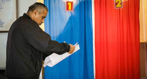 Житель Азербайджана на избирательном участке. Фото Азиза Каримова для "Кавказского узла"
