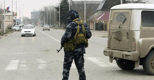 Сотрудник силовых структур. Грозный. Фото: REUTERS/Stringer (RUSSIA - Tags: CIVIL UNREST CONFLICT MILITARY) Сотрудник силовых структур. Грозный. Фото: REUTERS/Stringer (RUSSIA - Tags: CIVIL UNREST CONFLICT MILITARY)