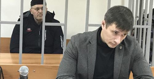 Оюб Титиев (слева) и его адвокат Петр Заикин в зале суда. Фото корреспондента "Кавказского узла" Оюб Титиев (слева) и его адвокат Петр Заикин в зале суда. Фото корреспондента "Кавказского узла"
