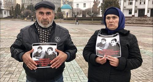 Родители Наби и Гасангусейна Гасангусейновых на площади в Махачкале. Фото корреспондента "Кавказского узла". Родители Наби и Гасангусейна Гасангусейновых на площади в Махачкале. Фото корреспондента "Кавказского узла".
