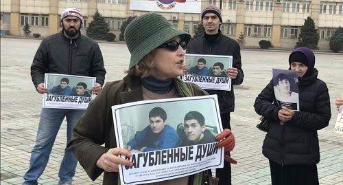Организатор акции в Махачкале Мадина Магомедова и участники митинга. Фото корреспондента "Кавказского узла". Организатор акции в Махачкале Мадина Магомедова и участники митинга. Фото корреспондента "Кавказского узла".