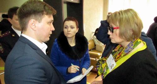 Наблюдатели Халит Аитов и Ольга Гудас общаются с представителем избиркома на участке №101 в Астрахани. 18 марта 2018 года. Фото Вячеслава Ященко для "Кавказского узла".