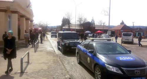 Кортеж Юнус-Бека Евкурова около избирательного участке 113 в селе Троицкое, Ингушетия. Фото Корреспондента "Кавказского узла"
