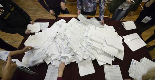 Подсчет голосов. Выборы президента России. 18 марта 2018 г. Фото: REUTERS/Yuri Maltsev Подсчет голосов. Выборы президента России. 18 марта 2018 г. Фото: REUTERS/Yuri Maltsev