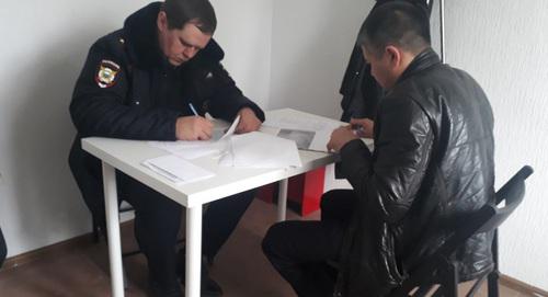 Полицейский в офисе штаба Алексея Навального в Ростове-на-Дону. Фото предоставлено "Кавказскому узлу" ростовским штабом Навального. Полицейский в офисе штаба Алексея Навального в Ростове-на-Дону. Фото предоставлено "Кавказскому узлу" ростовским штабом Навального.