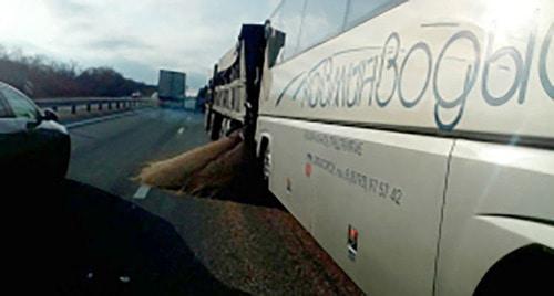 Авария с участием автобуса, ехавшего по маршруту Кисловодск-Сочи, и зерновоза. Фото http://26.mchs.gov.ru/operationalpage/operational/item/6693201/ Авария с участием автобуса, ехавшего по маршруту Кисловодск-Сочи, и зерновоза. Фото http://26.mchs.gov.ru/operationalpage/operational/item/6693201/