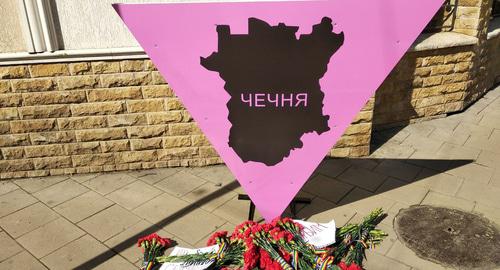 "Памятник геям" у представительства Чечни в Москве. Фот оЗои Матисовой для "Кавказского узла" "Памятник геям" у представительства Чечни в Москве. Фот оЗои Матисовой для "Кавказского узла"