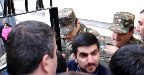 Задержание противника Саргсяна у посольства Армении в Москве. 18 апреля 2018 г. Фото Гора Алексаняна для "Кавказского узла" Задержание противника Саргсяна у посольства Армении в Москве. 18 апреля 2018 г. Фото Гора Алексаняна для "Кавказского узла"