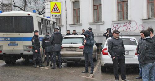 Сотрудники полиции возле посольства Армении в Москве. 18 апреля 2018 г. Фото Гора Алексаняна для "Кавказского узла" Сотрудники полиции возле посольства Армении в Москве. 18 апреля 2018 г. Фото Гора Алексаняна для "Кавказского узла"