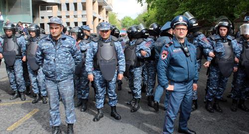 Сотрудники полиции на улице Еревана 19.04.2018 Фото Тиграна Петросяна для "Кавказского узла" Сотрудники полиции на улице Еревана 19.04.2018 Фото Тиграна Петросяна для "Кавказского узла"