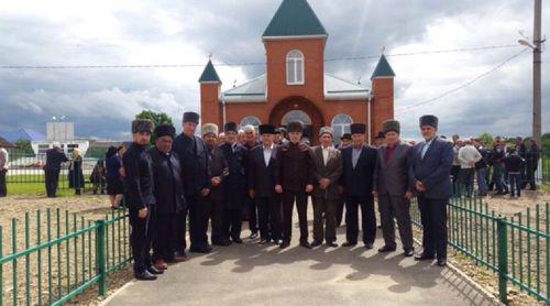 Открытие мечети в ауле Натухай Адыгеи в 2017 году. Фото http://dumraikk.ru/ Открытие мечети в ауле Натухай Адыгеи в 2017 году. Фото http://dumraikk.ru/